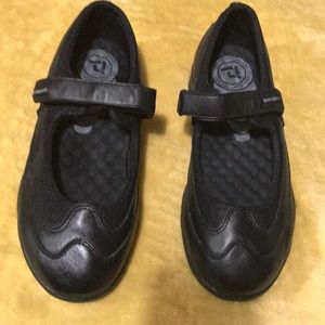 QUAILITY-Propet shock absorbing comfort shoes